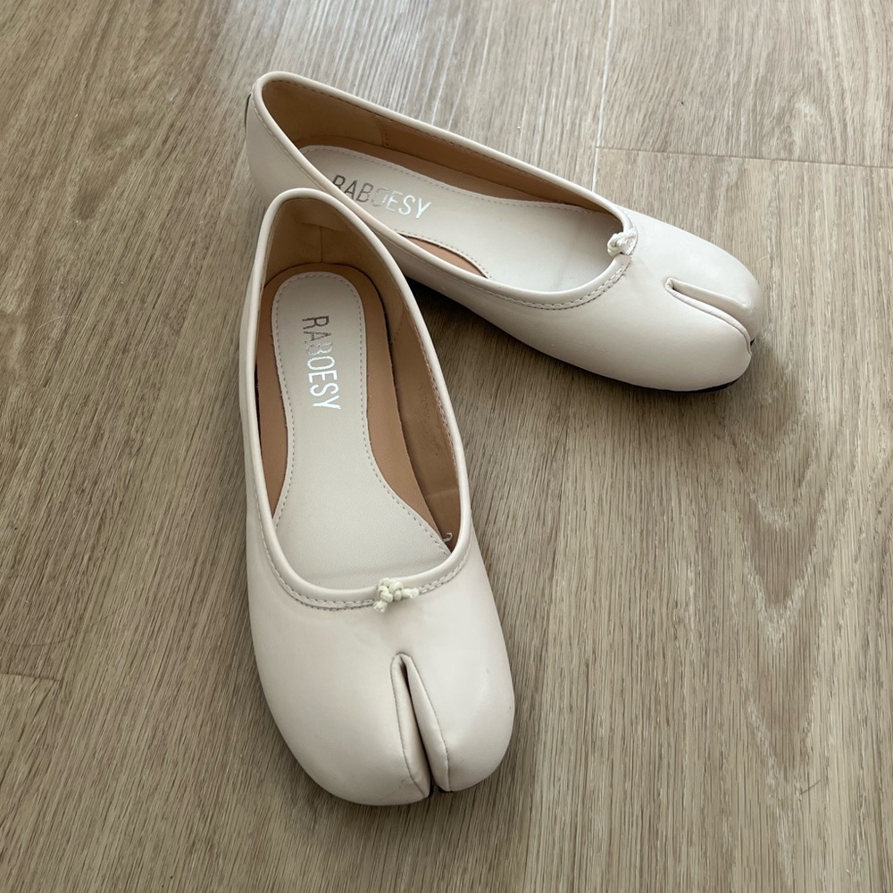 NWOT - Raboesy Tabi Ballet Flats (White) - Size 8